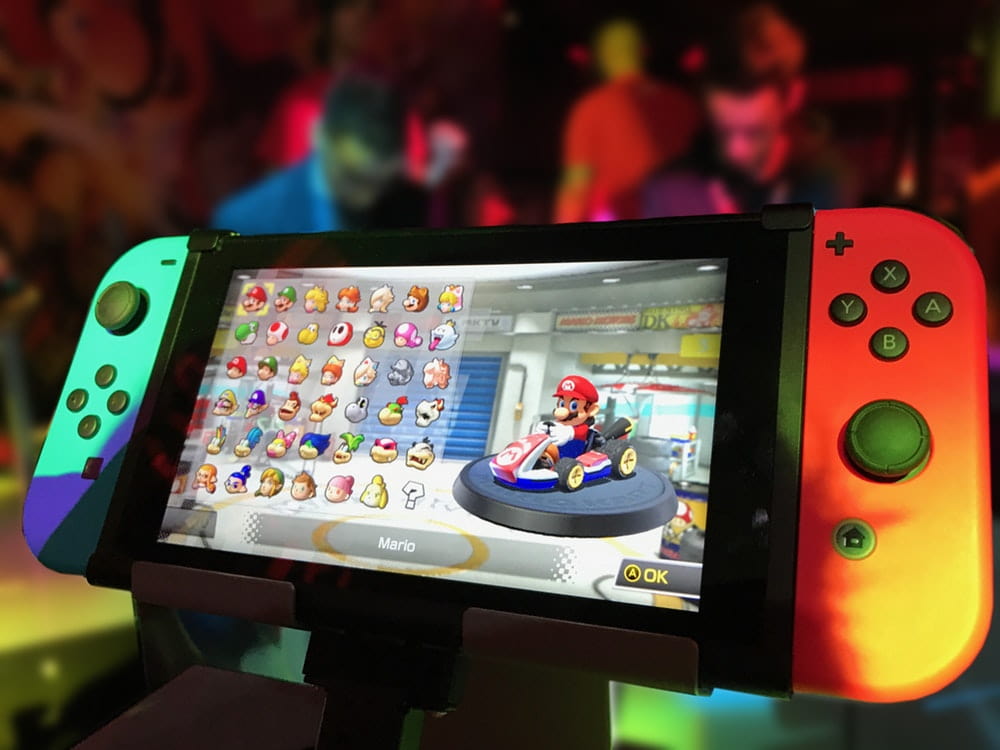 Console Nintendo Switch posee sur une table, ecran allume