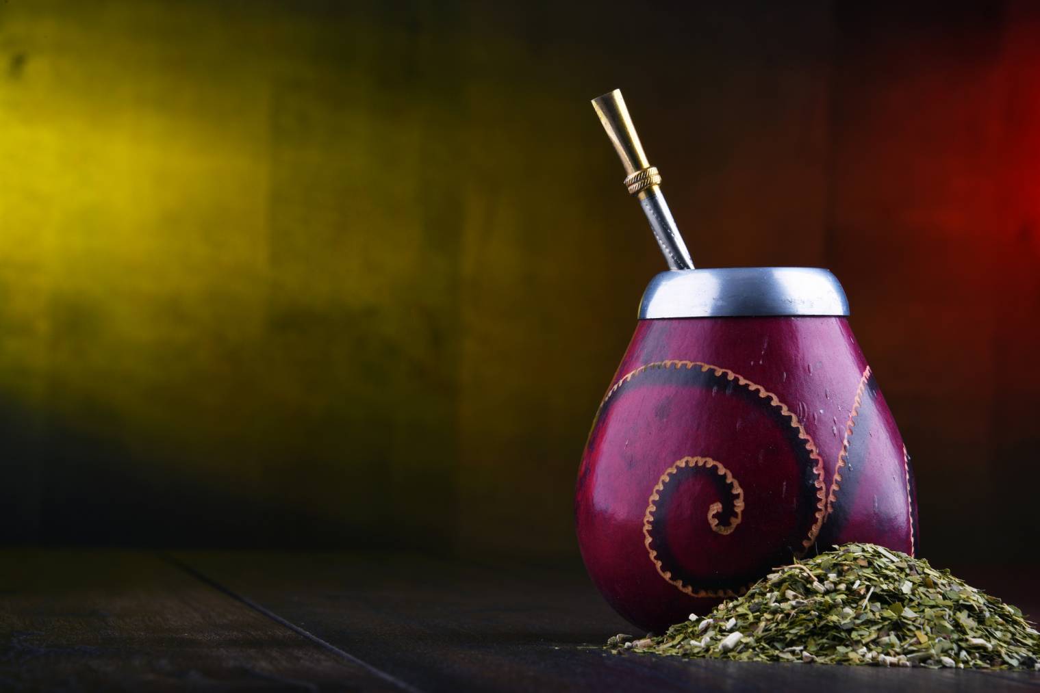 Préparation du maté avec un gourd et une bombilla traditionnels