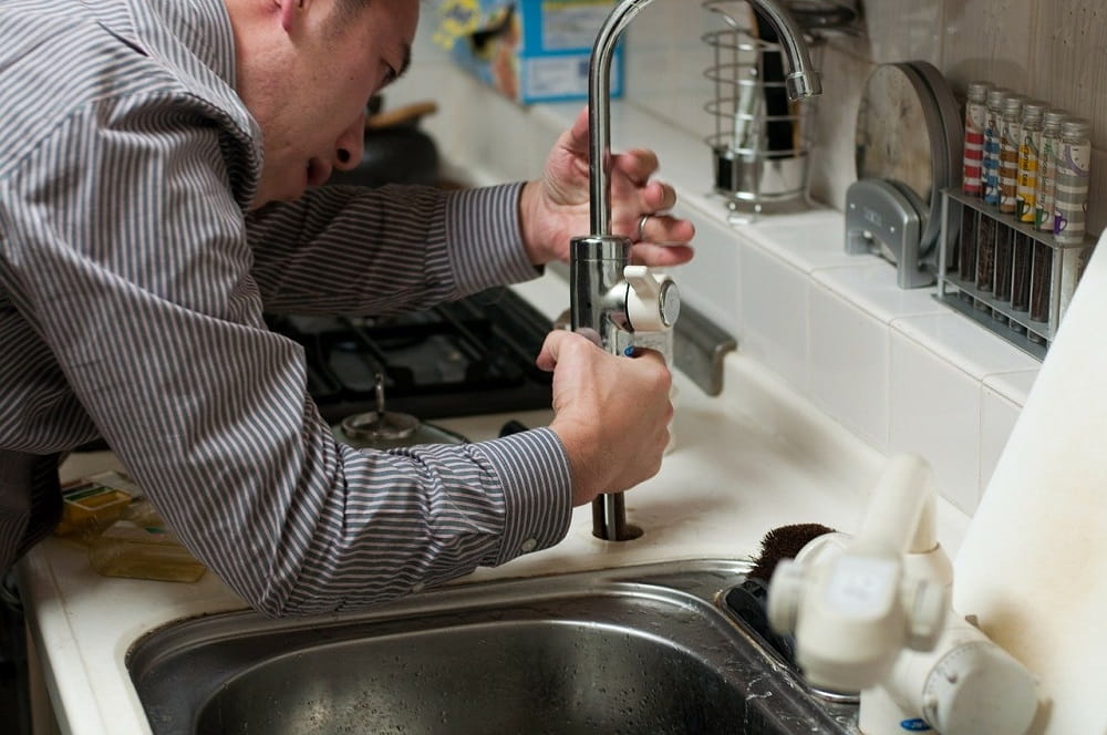 Fuites d’eau après compteur : à la charge du propriétaire ou du locataire ?