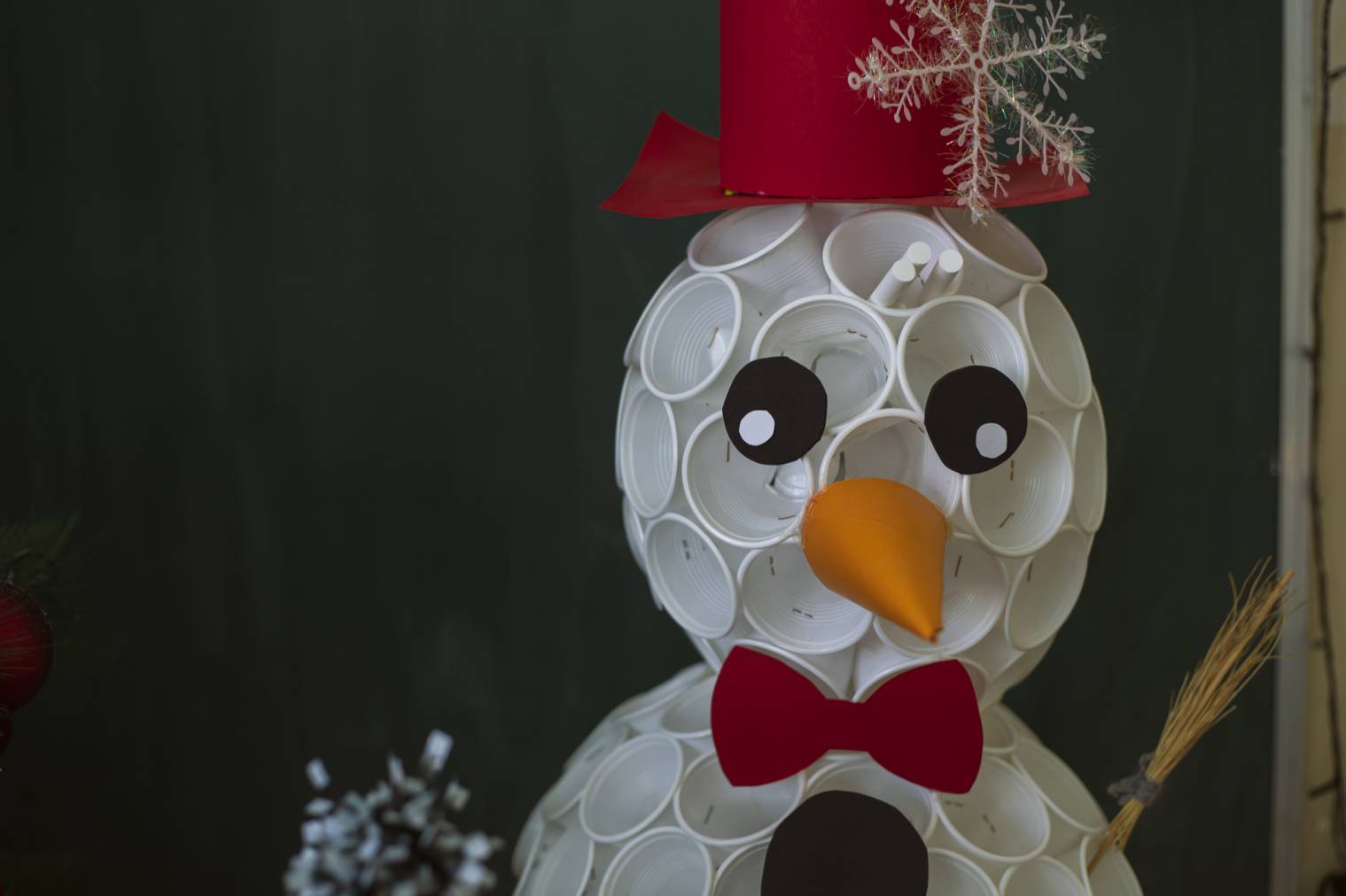 Comment faire un bonhomme de neige avec des gobelets en plastique ?