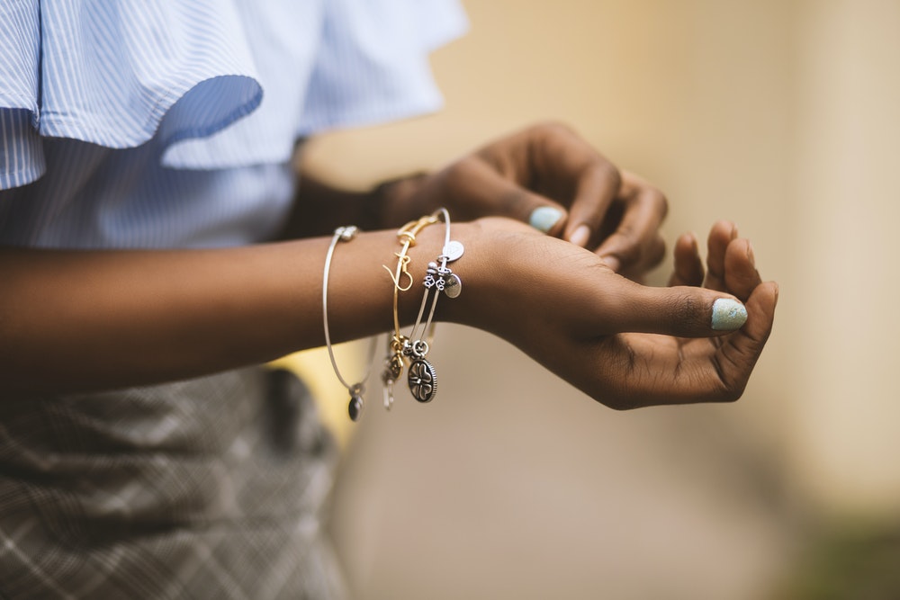 Accroche bracelet : Une aide simple pour accrocher ces bracelets seul