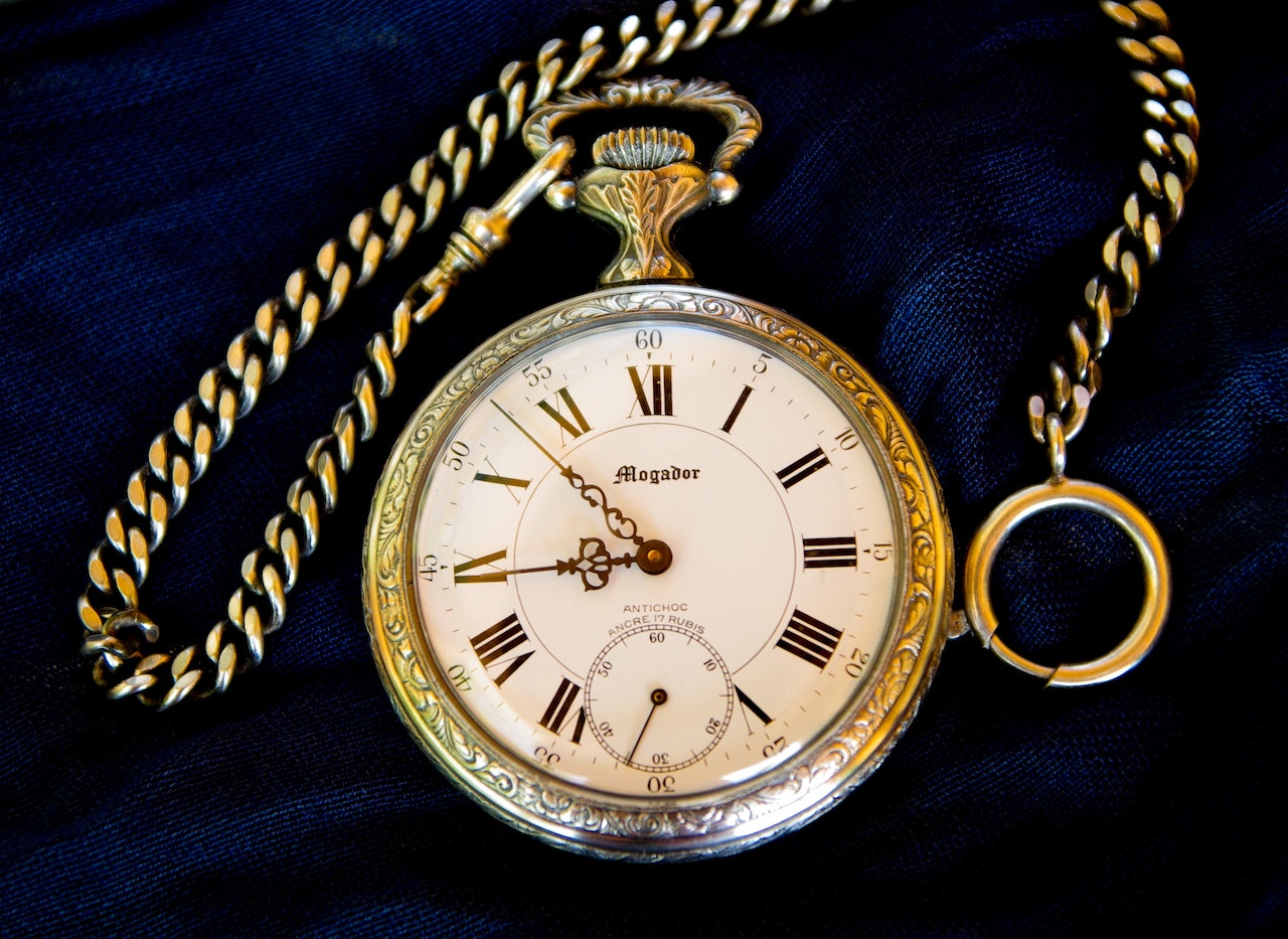 Homme portant une montre à gousset avec sa chaîne