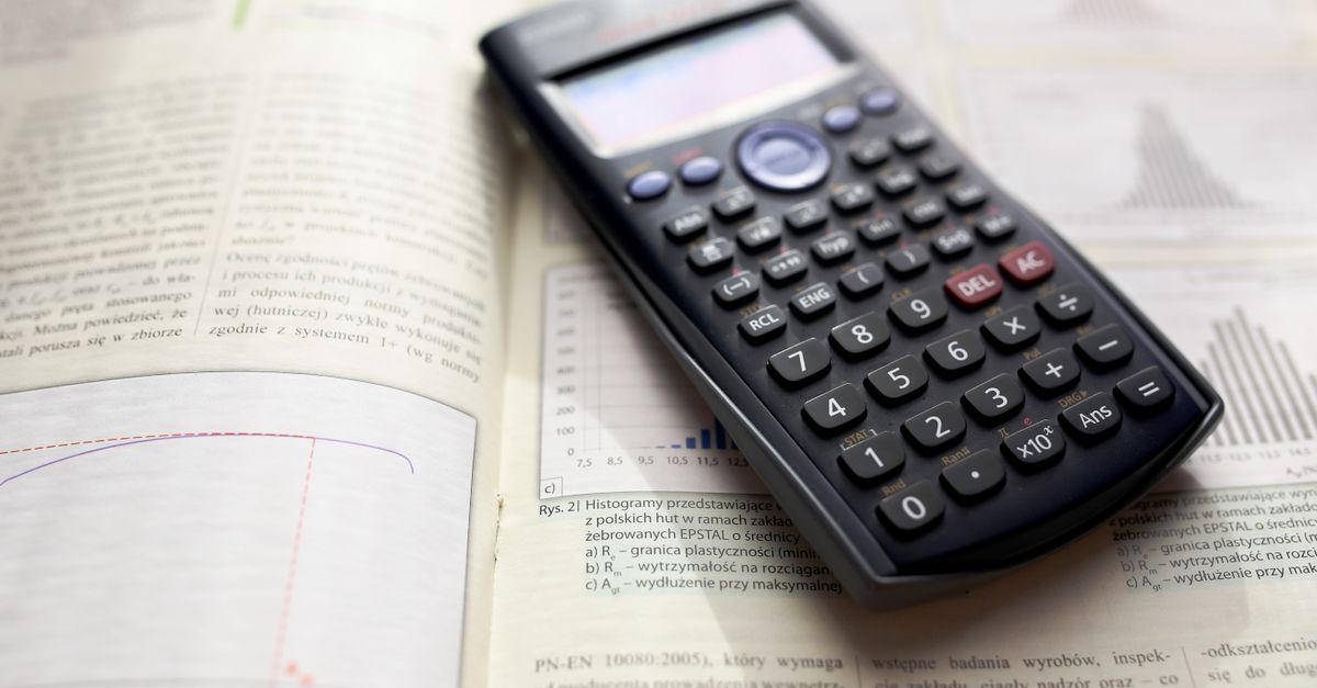 Calculatrice et feuilles de calcul avec chiffres et graphiques illustrant un calcul de moyenne pondérée