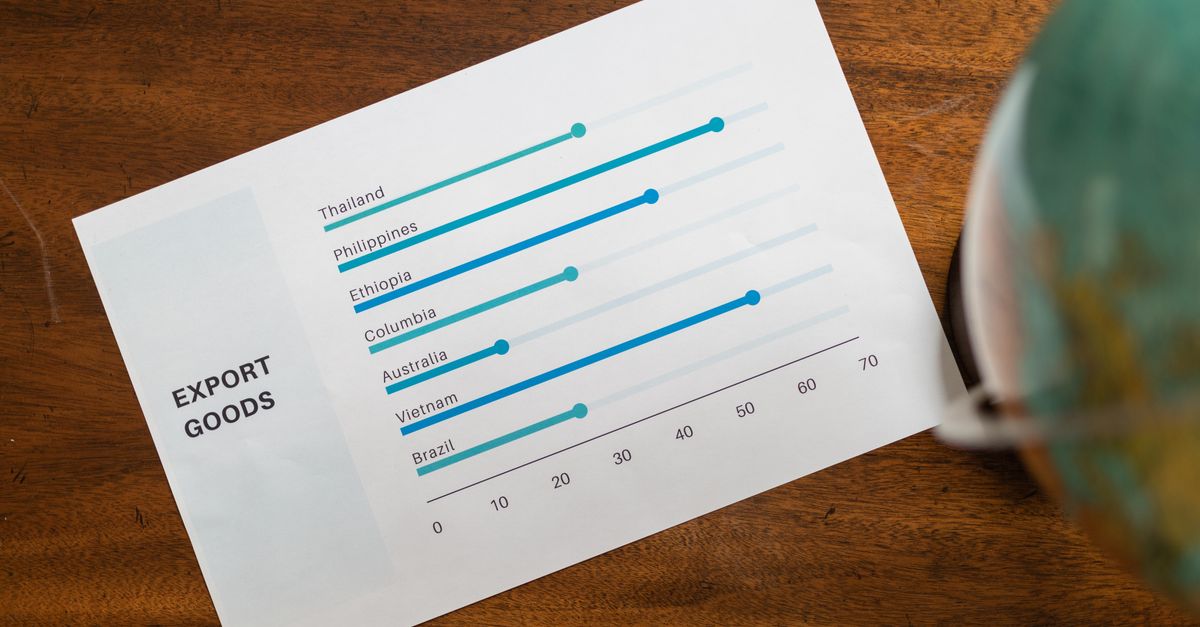 Bibliothèque de rapports économiques et graphiques d'analyse du commerce international sur un bureau de chercheur