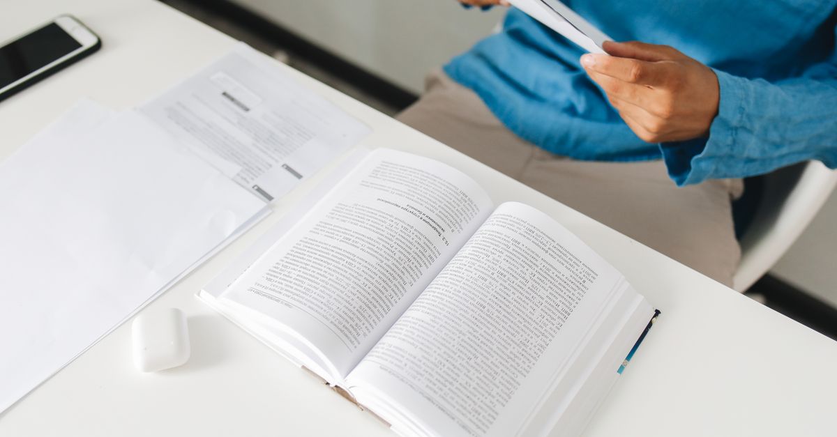 Manuel d'étude pour la certification CFA avec calculatrice financière et stylo sur un bureau