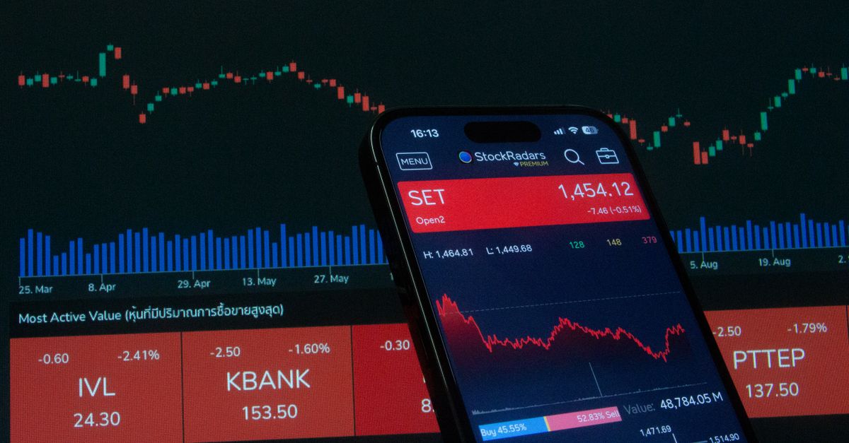 Écran d'ordinateur affichant un cours boursier en forte hausse symbolisant la volatilité des meme stocks