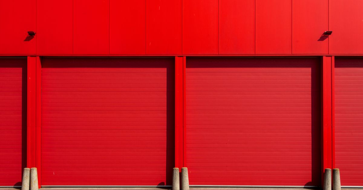 Allée de box de self-stockage avec portes métalliques, illustrant un garde-meuble à Toulouse