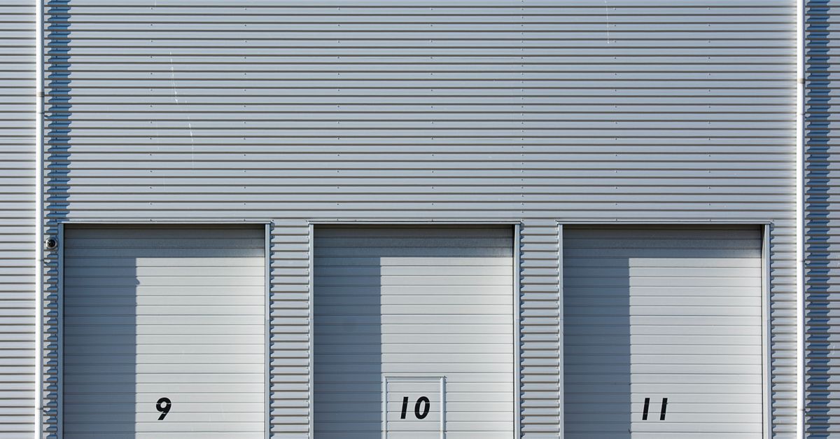 Façade d'un centre de self-stockage avec rangées de box, comparaison des solutions de garde-meuble