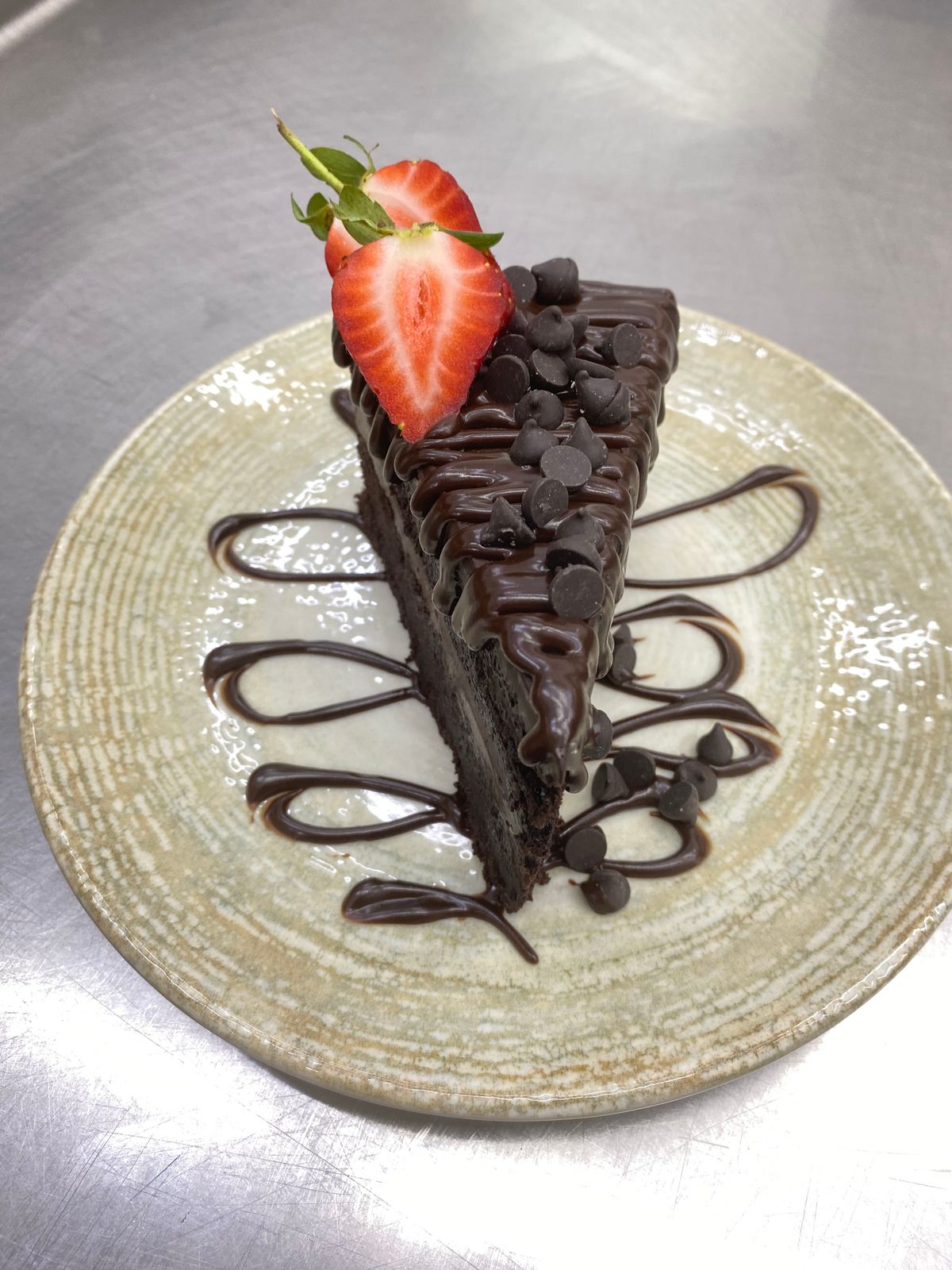 Gâteau au chocolat moelleux en tranches