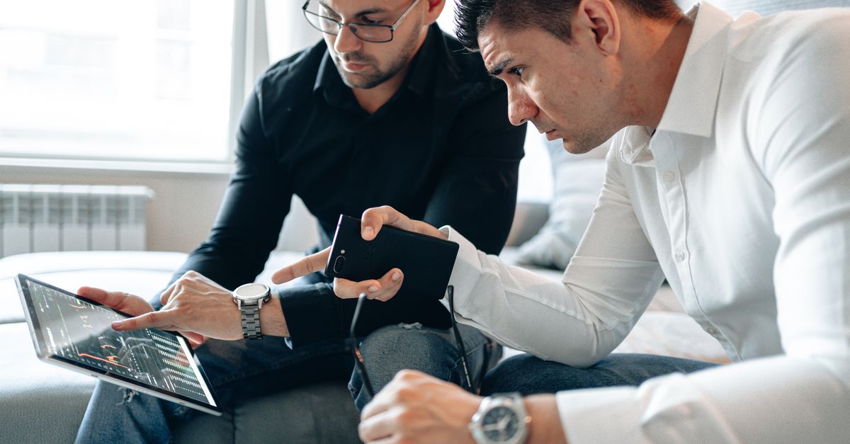 Consultants internationaux en réunion dans un bureau moderne avec vue sur une ville européenne