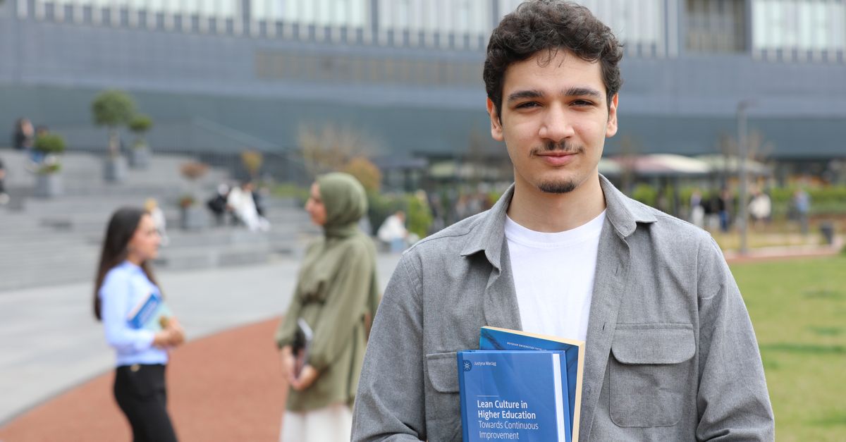 Étudiant avec sac à dos devant un bâtiment universitaire ensoleillé, représentant la vie étudiante en France