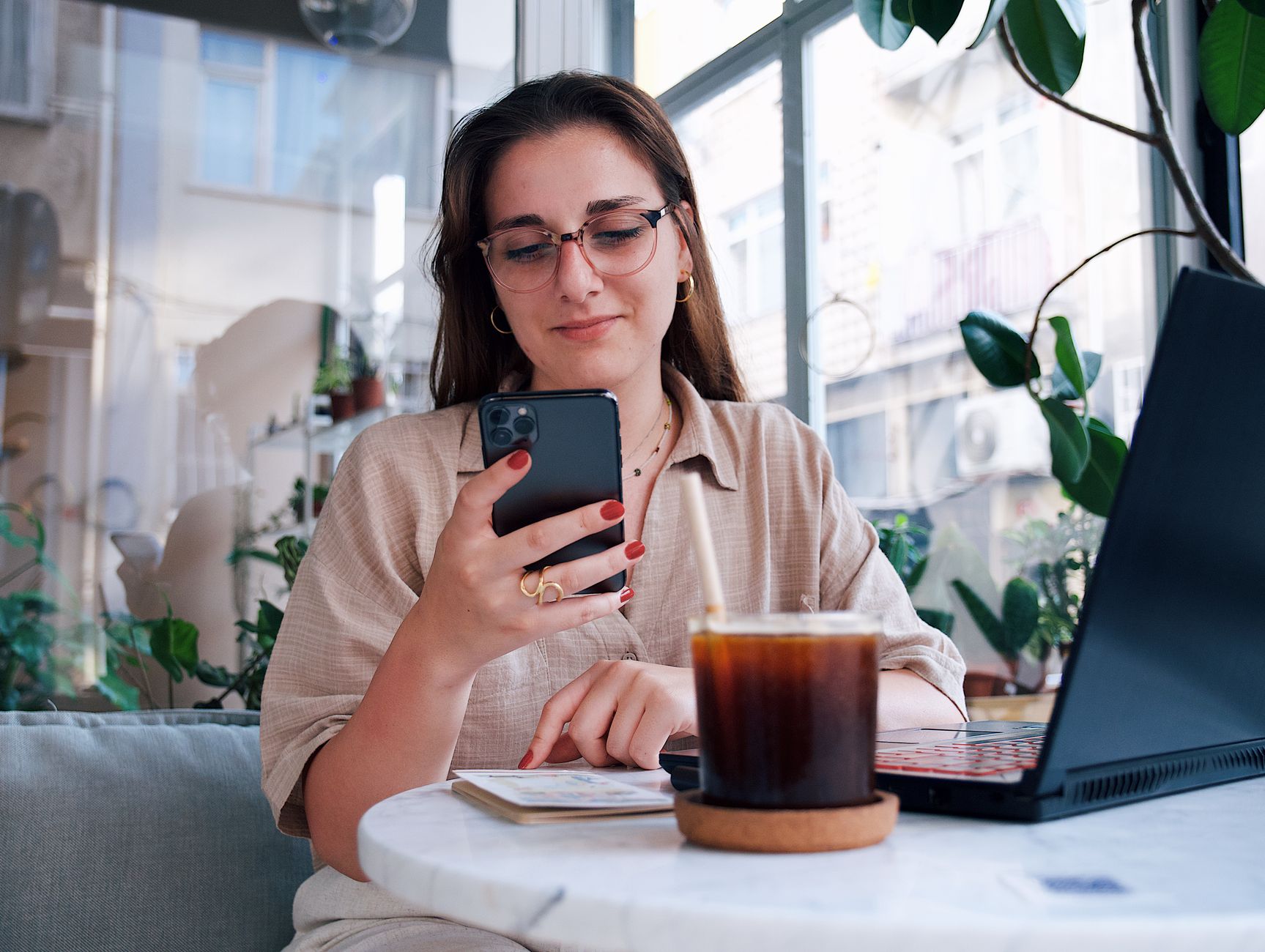 Souscription d'une mutuelle en ligne sur smartphone et ordinateur portable