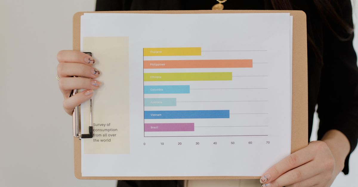Personne répondant à un sondage sur tablette numérique depuis son domicile, symbolisant les panels d'opinion