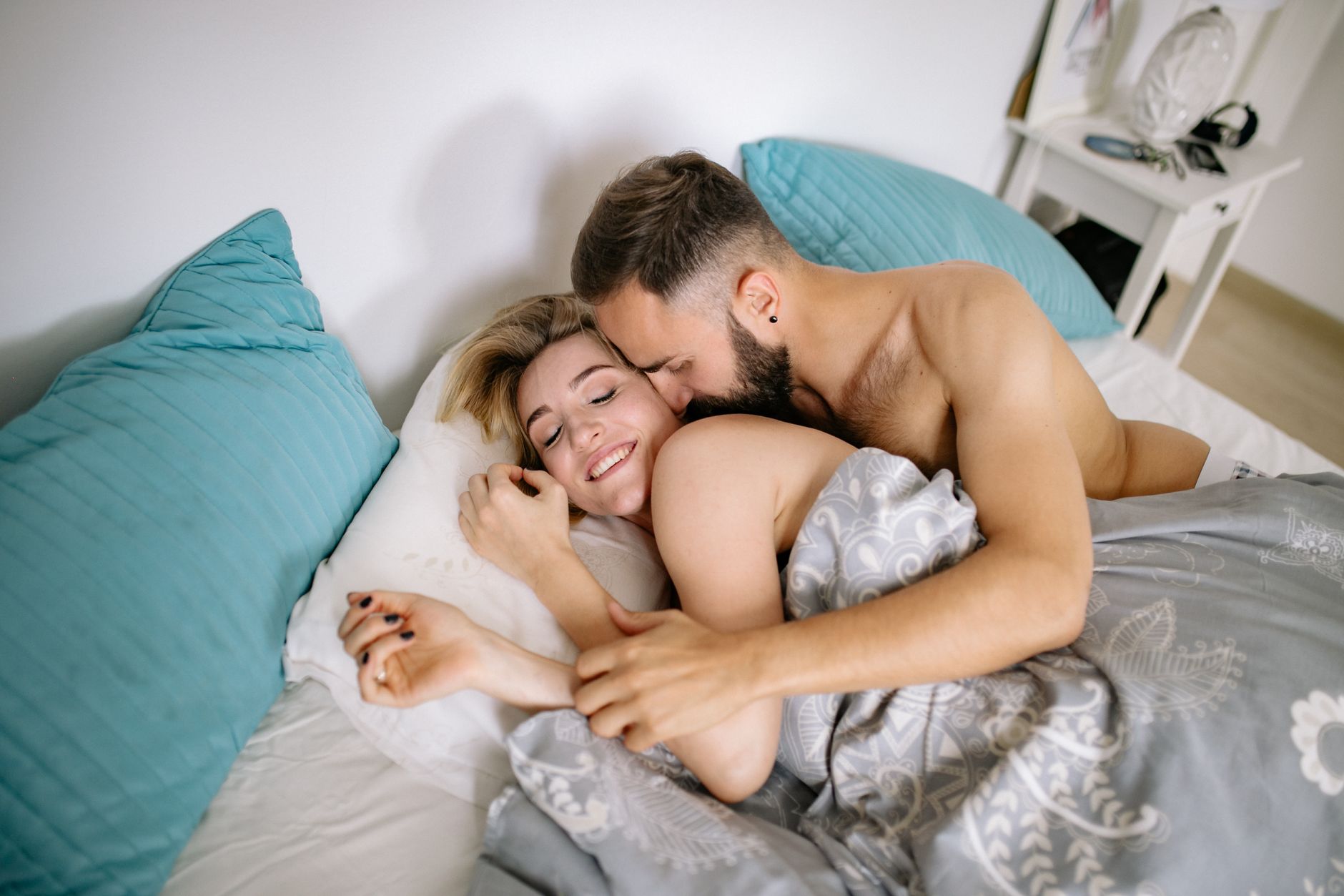 Couple complice partageant un moment de tendresse