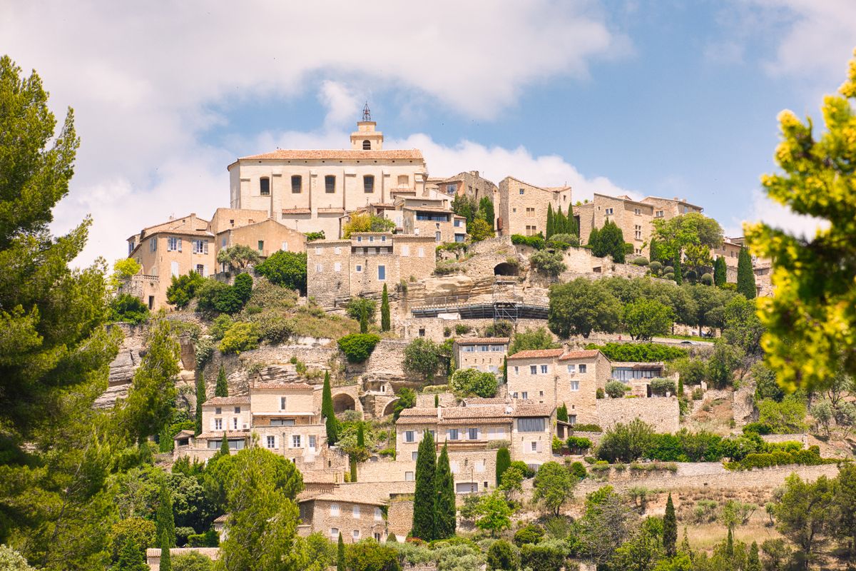 Village provençal avec lavande et maisons en pierre