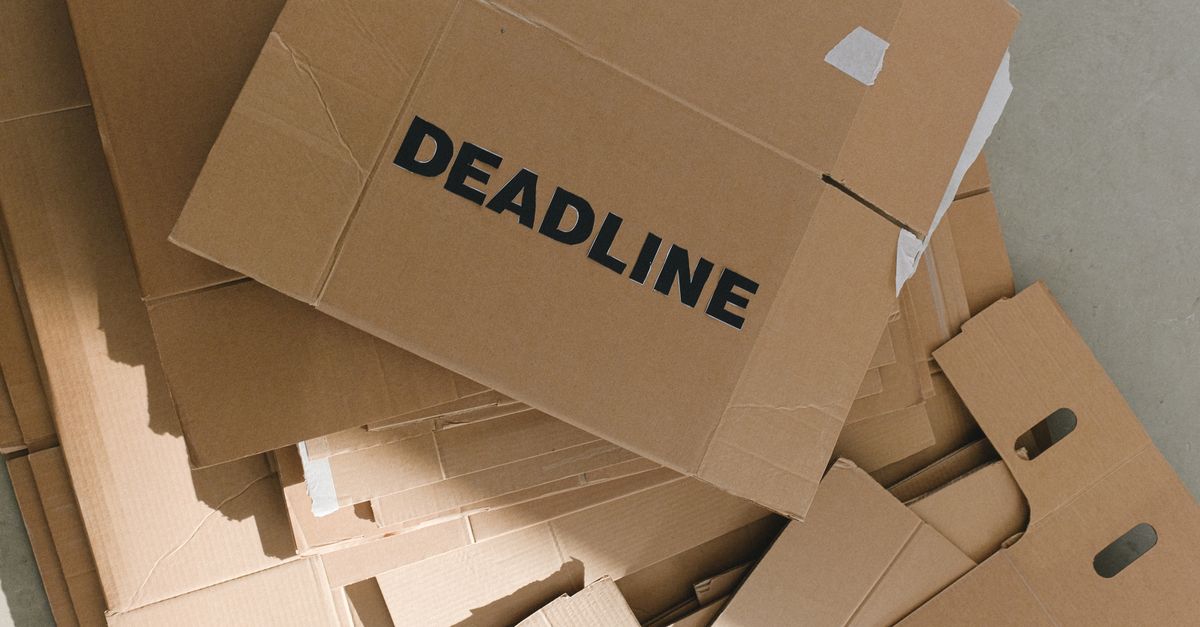 Cartons de déménagement empilés et fermés, prêts pour le stockage en garde-meuble
