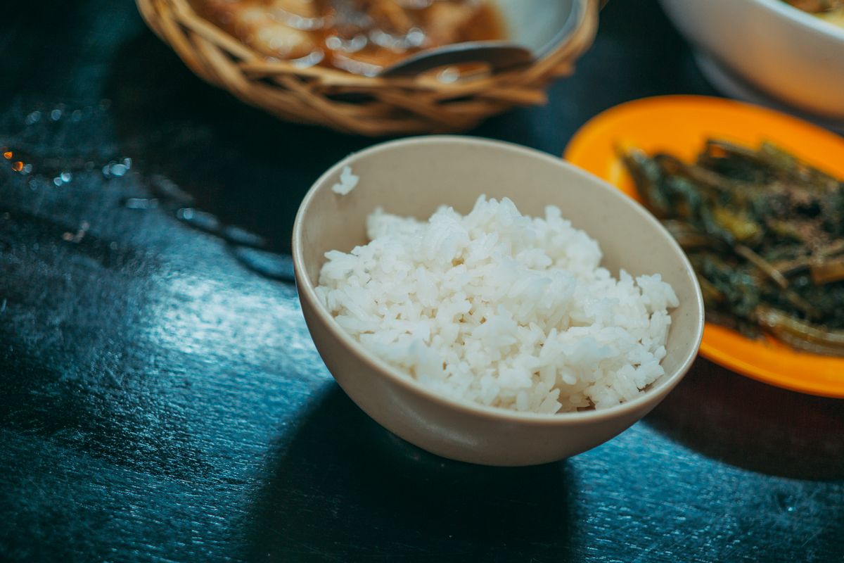 Bol de riz cuit vapeur prêt à servir