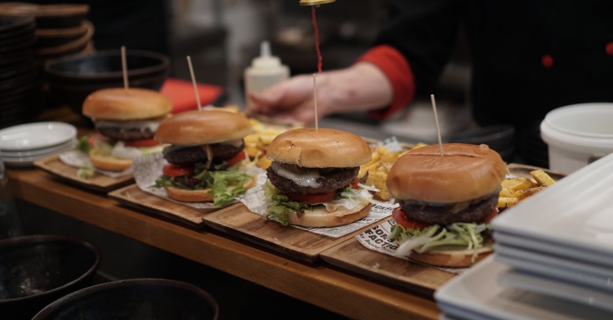 Restaurant de restauration rapide avec comptoir de service et équipes en tenue professionnelle