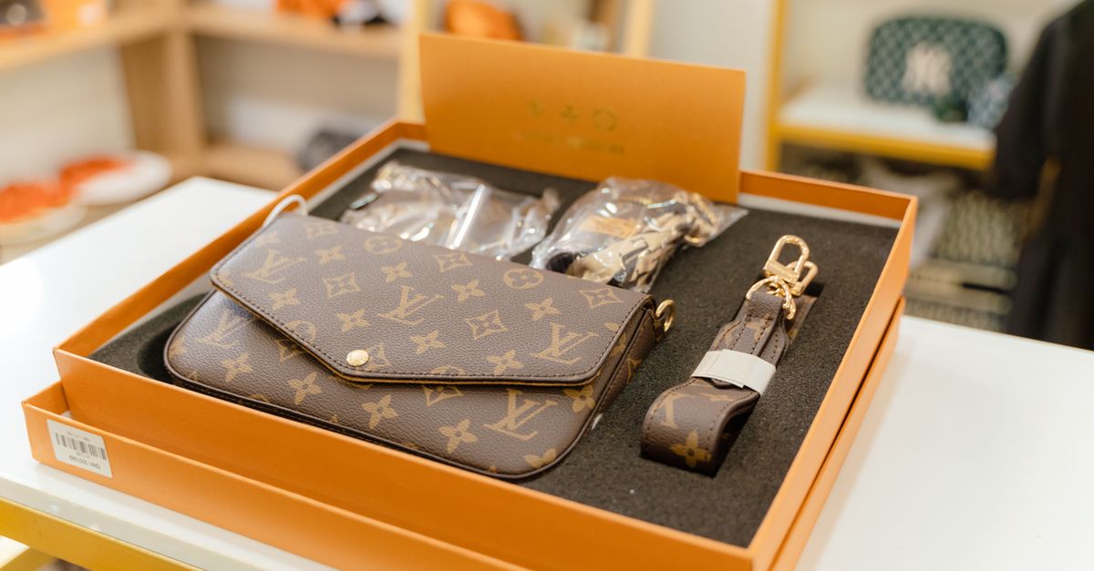 Atelier artisanal haut de gamme avec cuirs et outils de maroquinerie, évoquant le savoir-faire Hermès