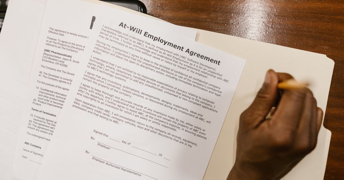 Poignée de main entre deux personnes autour d'un bureau avec des documents symbolisant un accord professionnel