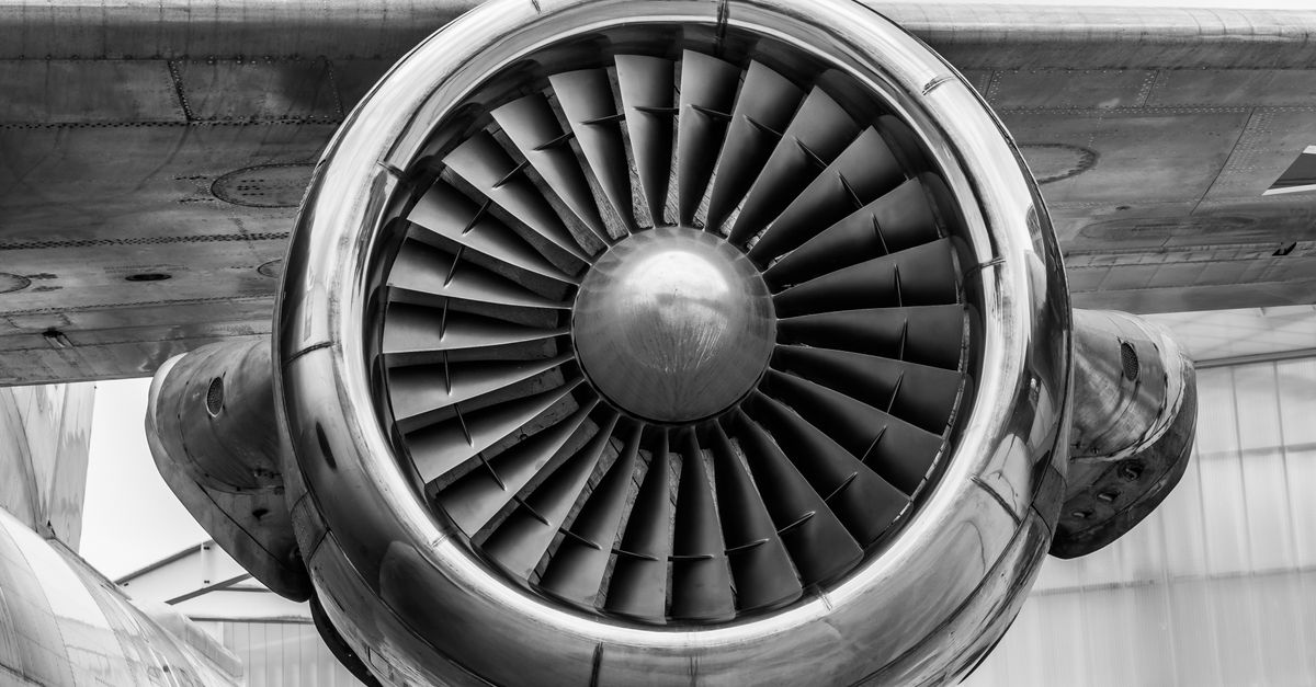 Moteur d'avion CFM en cours d'assemblage dans une usine aéronautique de haute technologie