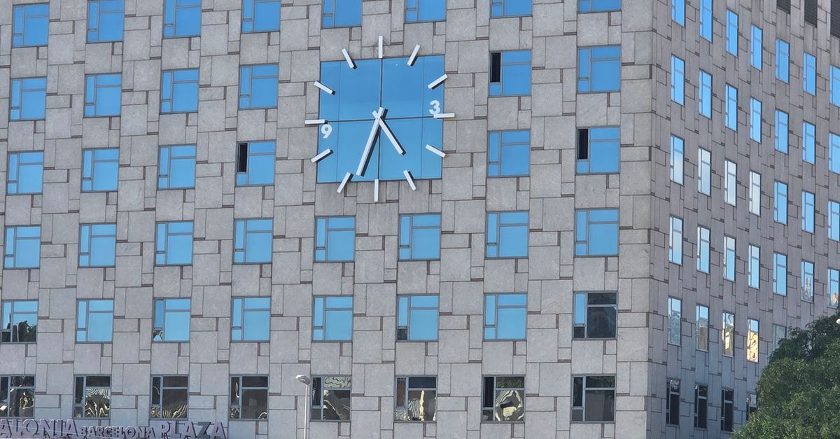 Vue d'un quartier d'affaires moderne à Madrid, symbole du dynamisme économique espagnol