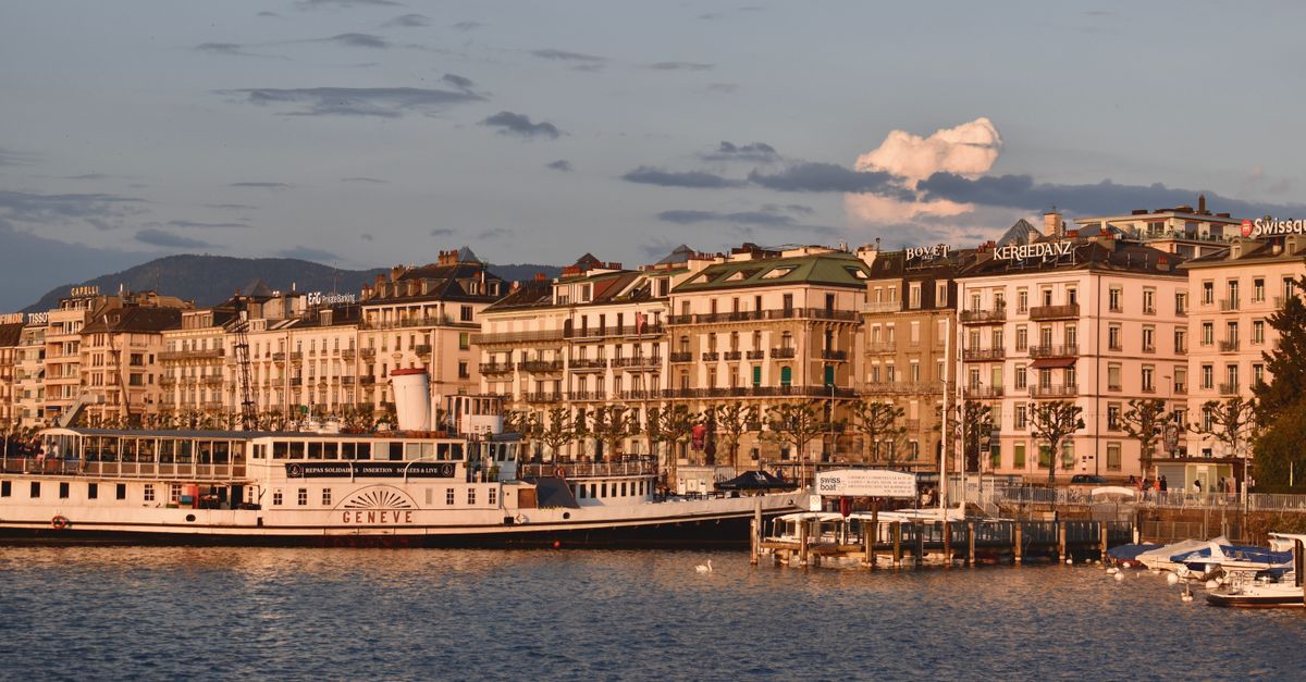Panorama de Genève avec le lac Léman et les Alpes en arrière-plan, symbole de la prospérité suisse