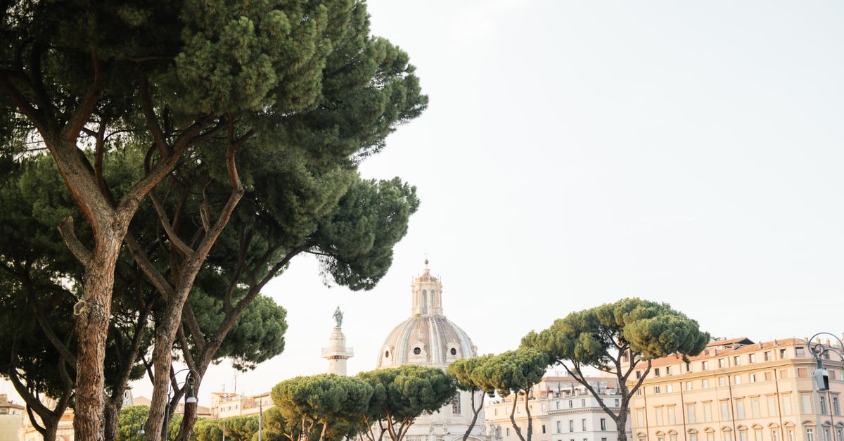 Place publique animée dans une ville italienne avec terrasses de café et vie économique locale