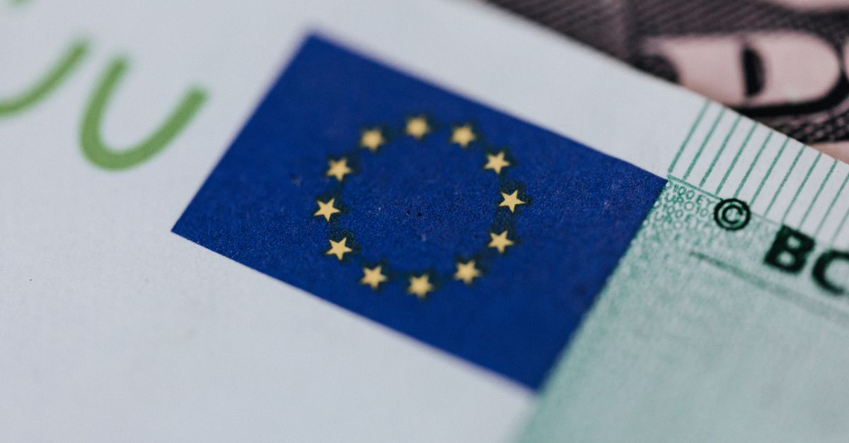 Carte de l'Europe avec différentes couleurs représentant les niveaux de salaires minimums par pays