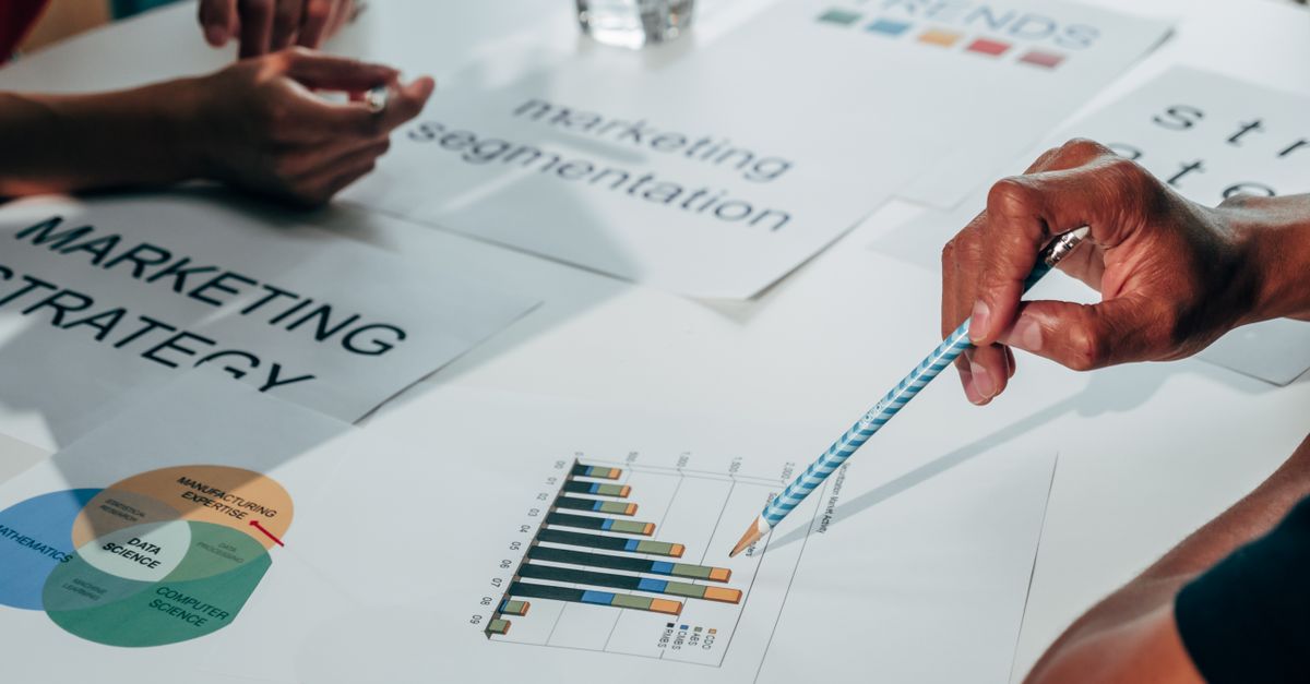 Tableau blanc avec schéma de stratégie marketing et post-its colorés dans une salle de réunion
