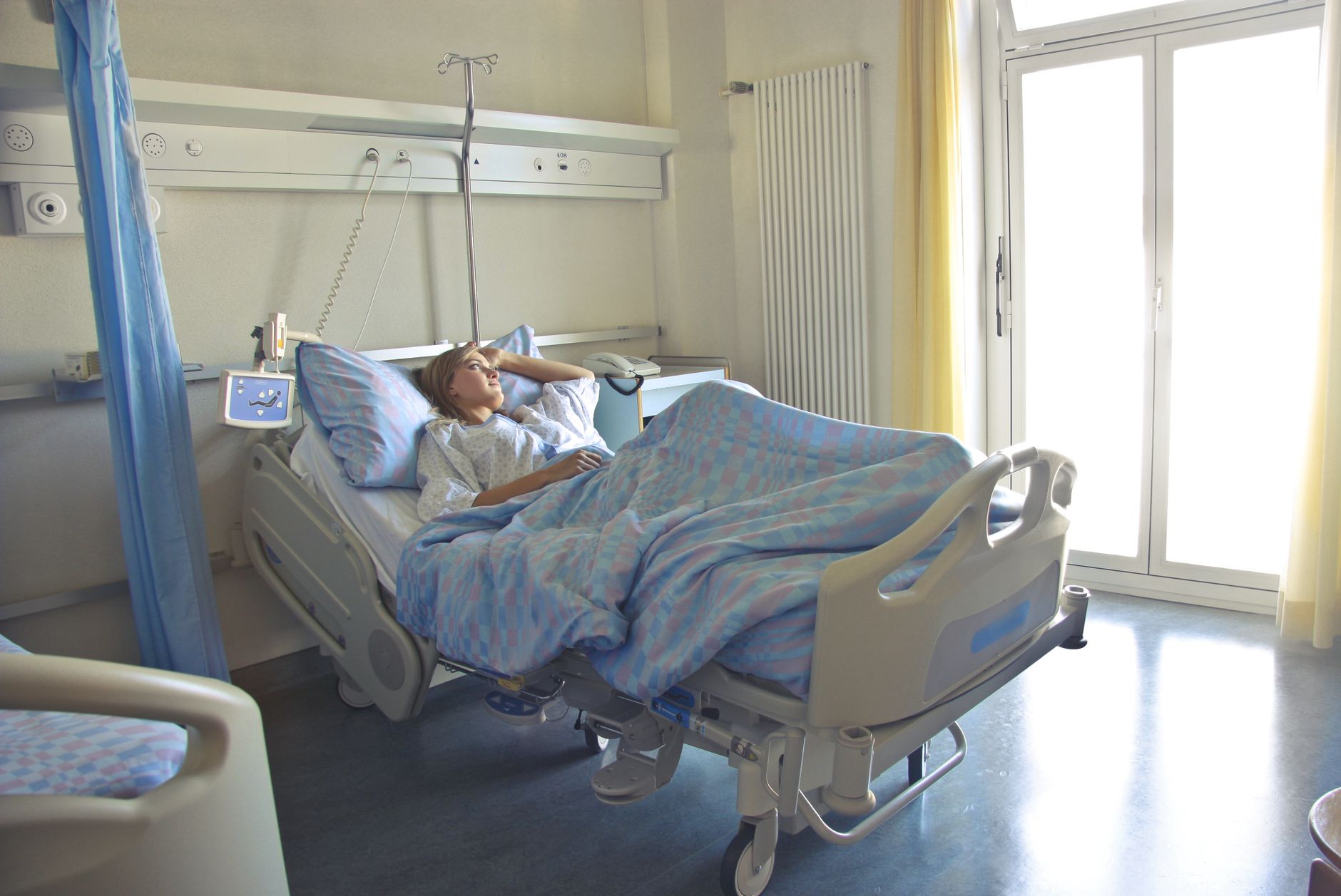 Patiente dans une chambre d'hôpital particulière lumineuse