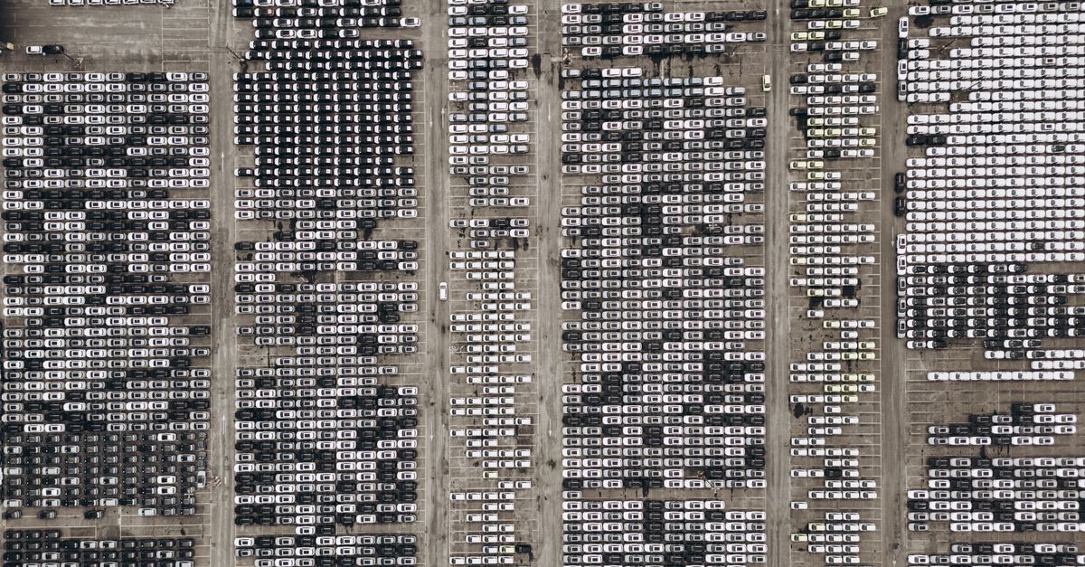 Usine automobile moderne avec bras robotisés sur la chaîne de montage d'un constructeur comme Stellantis