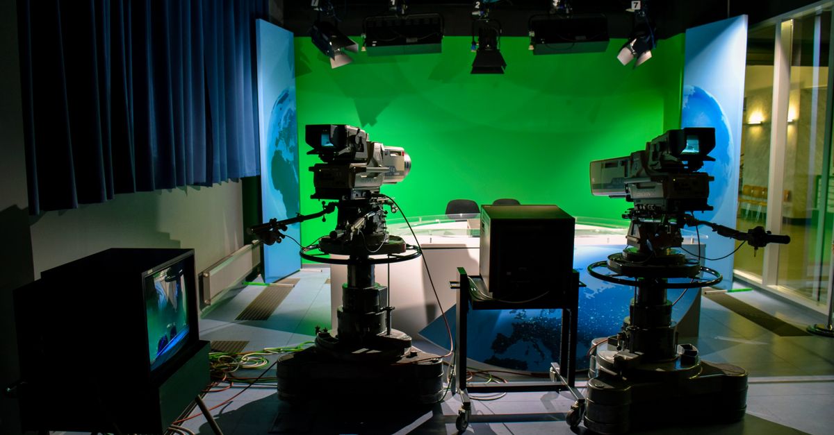 Studio de télévision professionnel avec plateau de tournage, éclairages et caméras de production