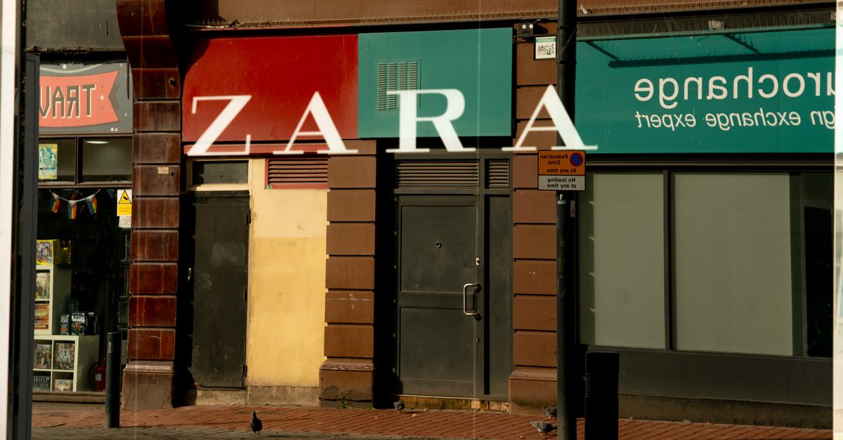 Boutique Zara moderne avec vitrines élégantes et éclairage design dans un centre commercial