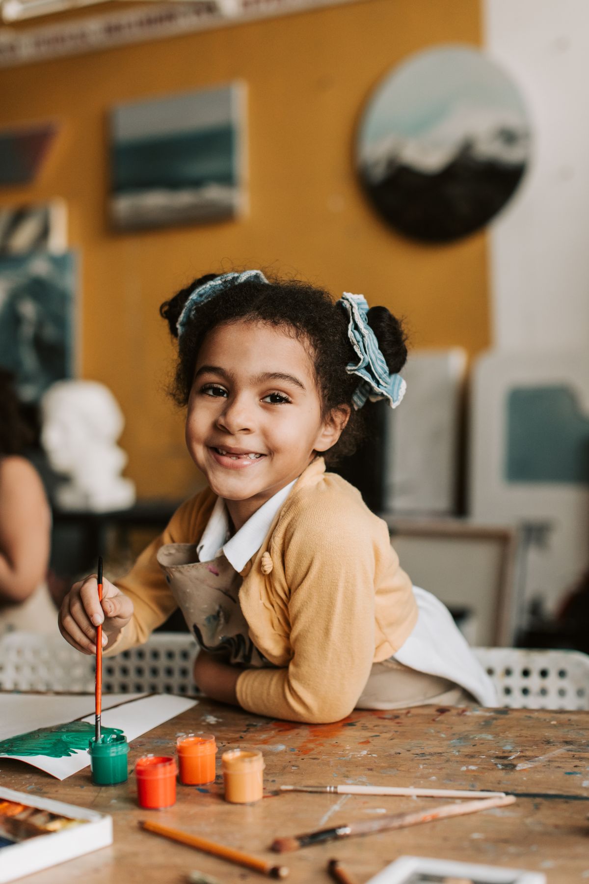 Enfant de 3 ans faisant de la peinture