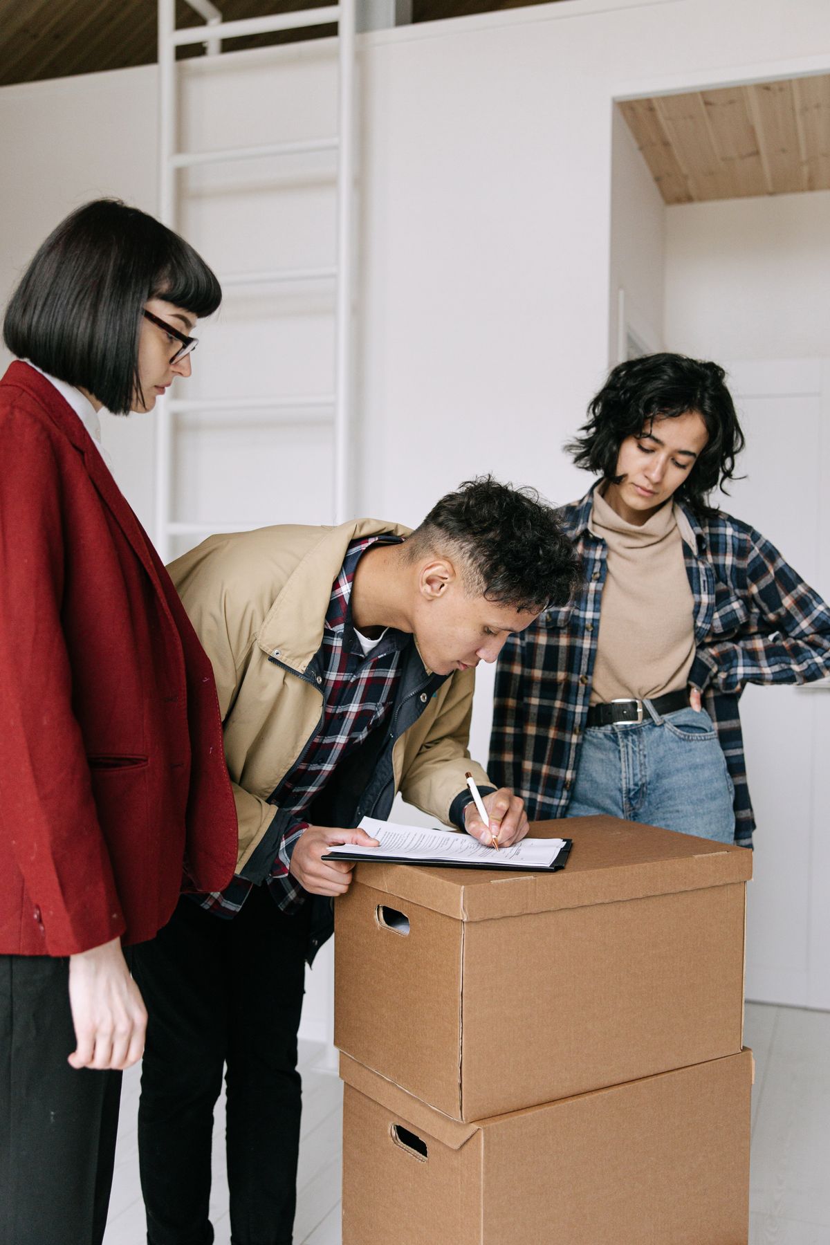 Etudiant signant un bail de location