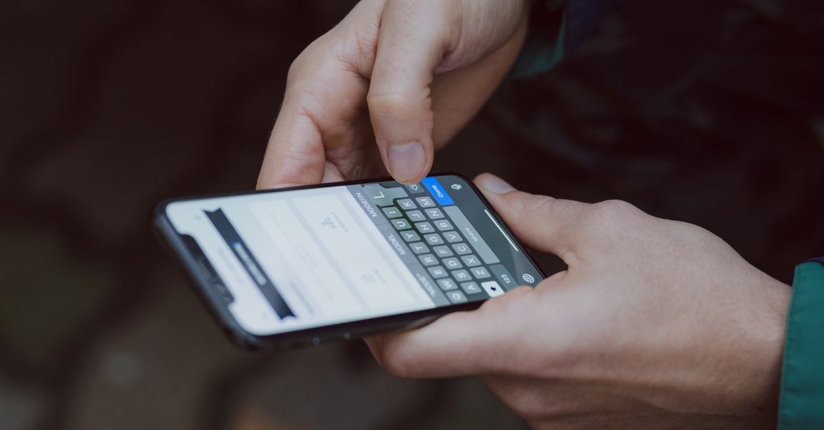 Personne tenant un smartphone et envoyant un message