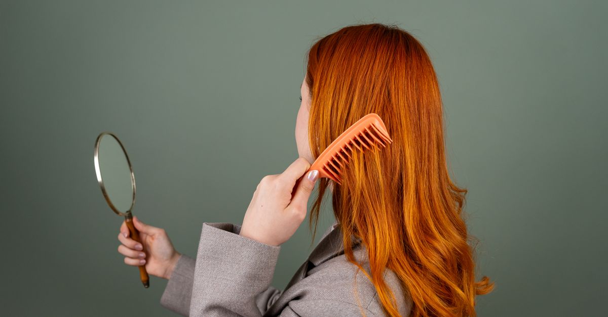 Brosse à cheveux posée près d'une chevelure saine et brillante