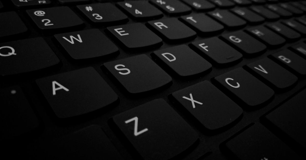 Clavier d'ordinateur portable avec touches éclairées, illustrant le changement de disposition QWERTY vers AZERTY