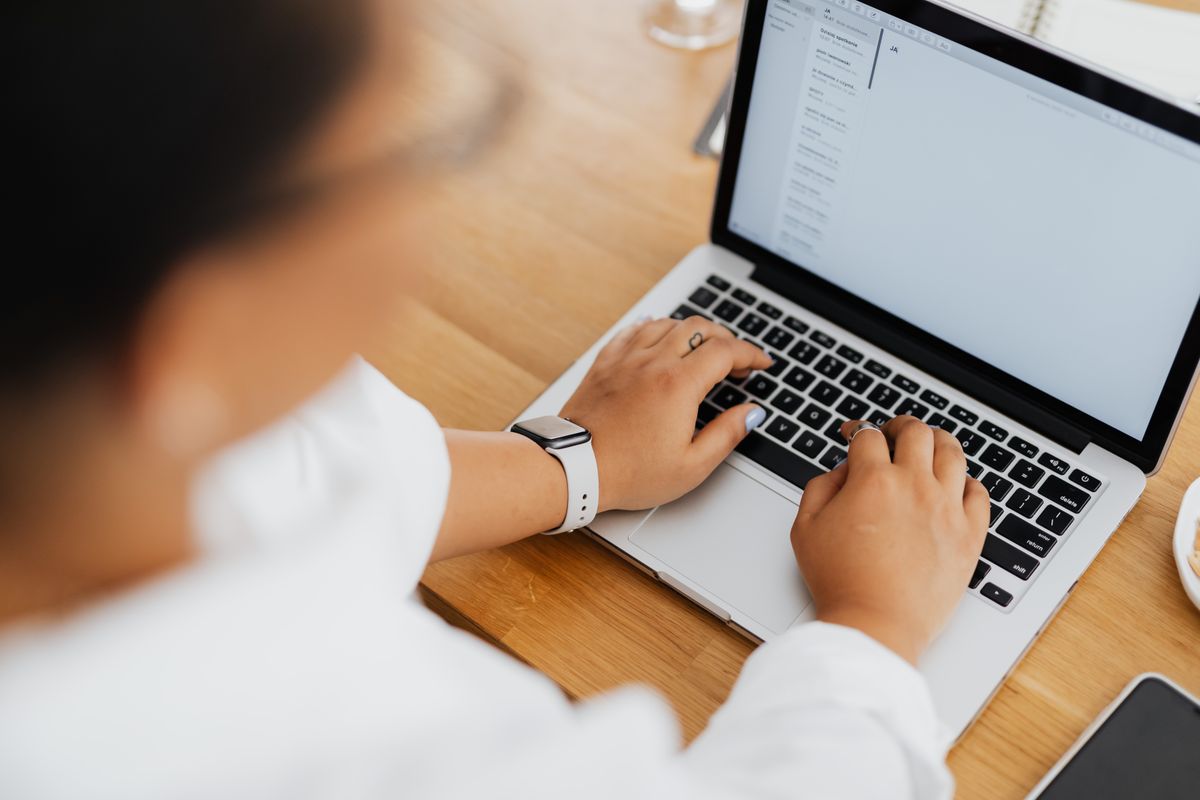 Personne tapant un email professionnel sur ordinateur