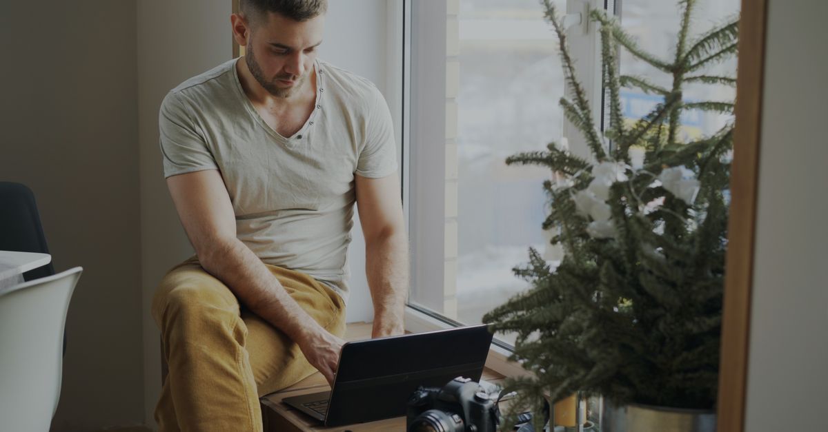 Femme travaillant en freelance sur un ordinateur portable