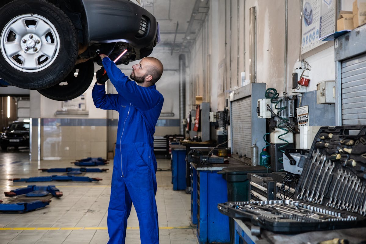 Mécanicien effectuant un contrôle technique automobile