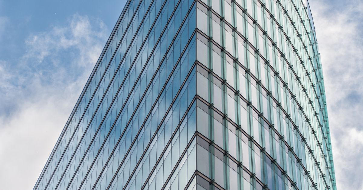 Façade en verre d'un immeuble de bureaux moderne
