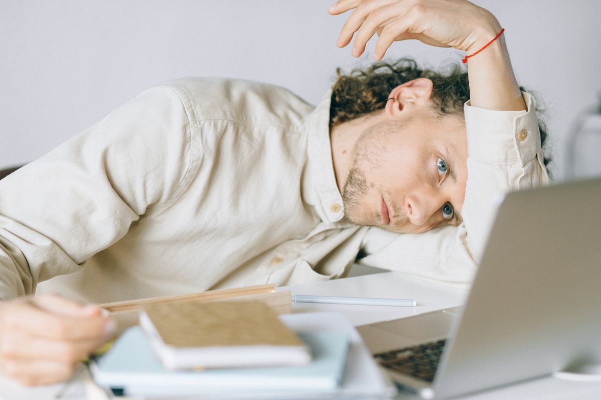 Personne épuisée devant son ordinateur au bureau