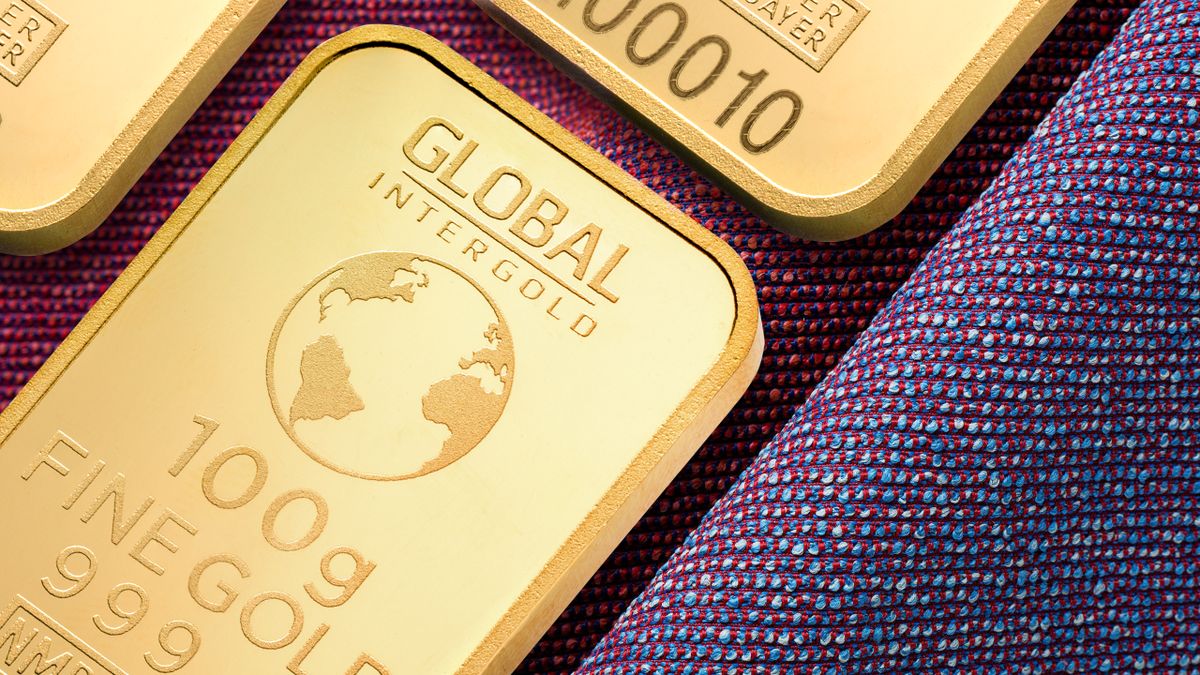 Lingots d'or et pièces sur fond sombre