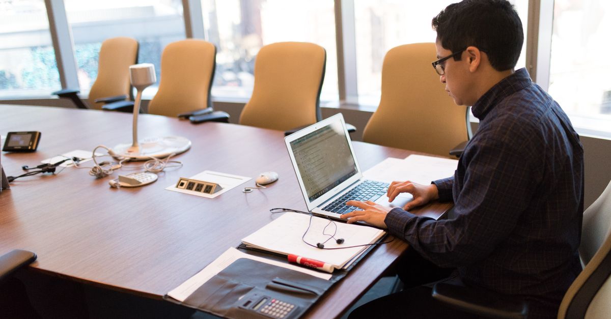 Personne tapant sur un ordinateur portable dans un bureau lumineux