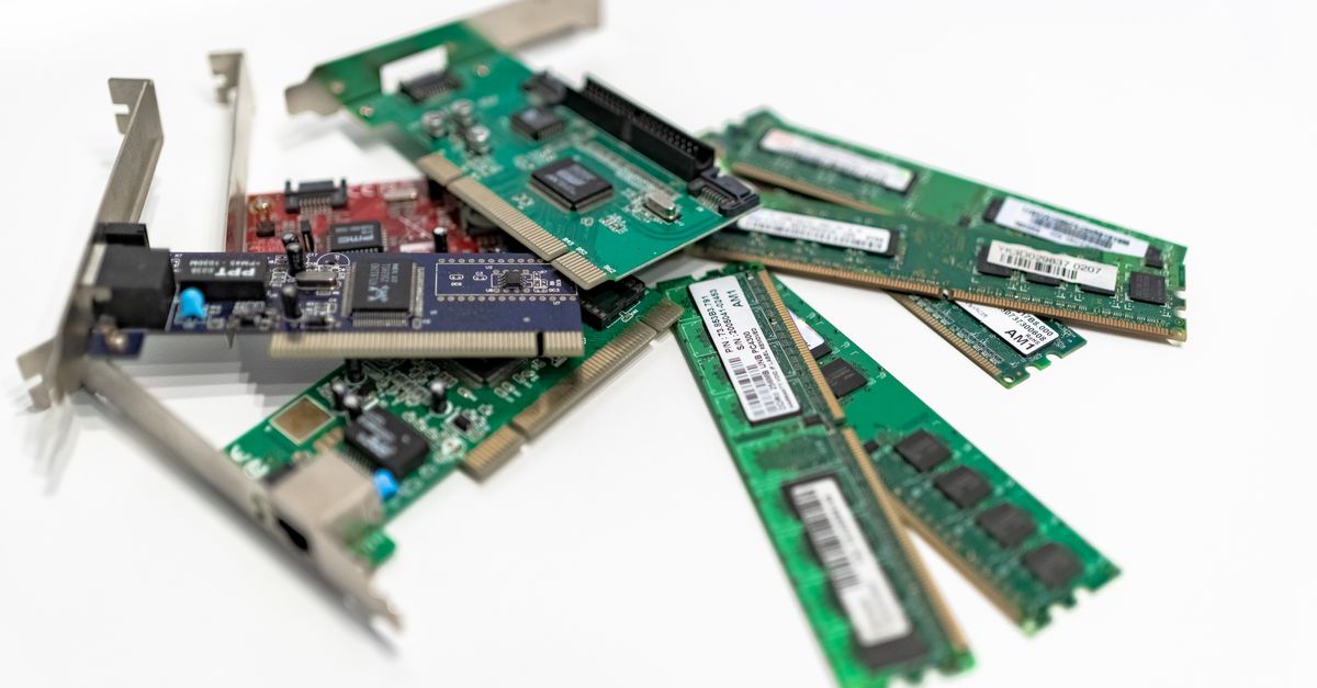 Barrette de mémoire vive verte posée sur une carte mère