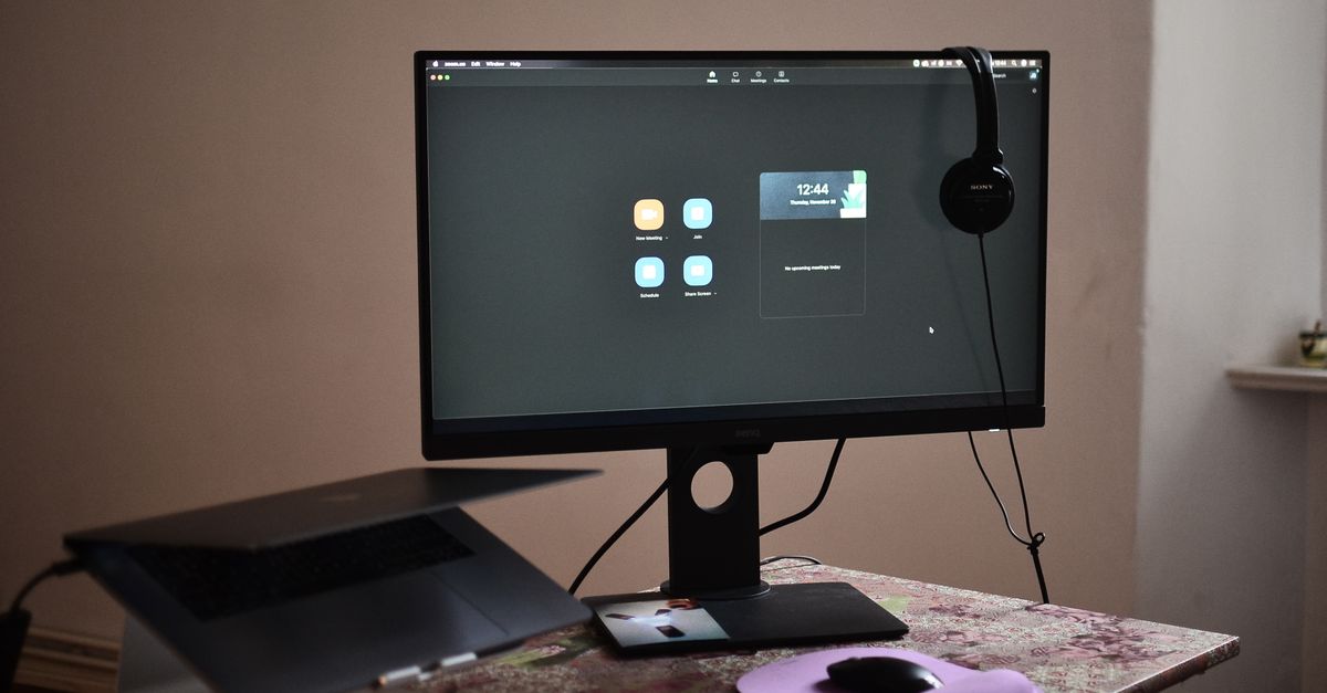 Bureau organisé avec un ordinateur, un clavier et une souris