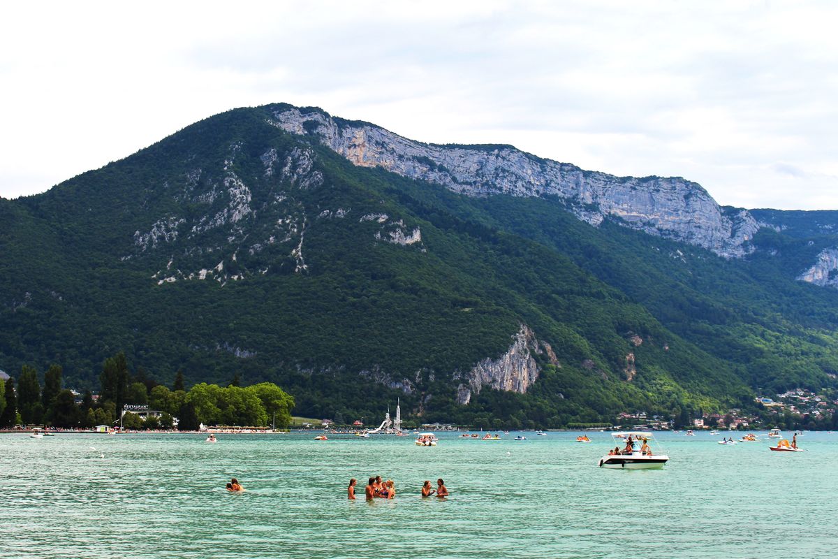 Lac de montagne aux eaux turquoise en France