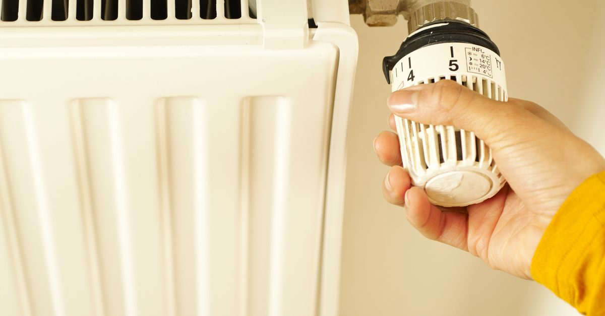 Radiateur de chauffage central dans un salon en hiver